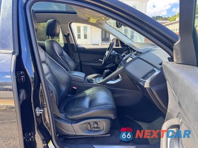 Piąte zdjęcie samochodu w środku: 2019 JAGUAR E-PACE S VIN:SADFJ2FX8K1Z34156 - miniatura