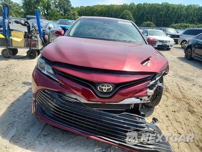 Piąte zdjęcie samochodu w środku: 2018 TOYOTA CAMRY LE VIN:4T1B11HK8JU667180 - miniatura