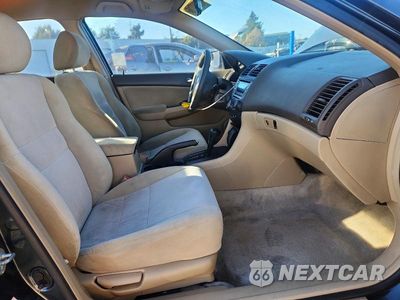 Zdjęcie 7 z 12 samochodu: 2004 HONDA ACCORD LX VIN:1HGCM56374A008940 - miniatura