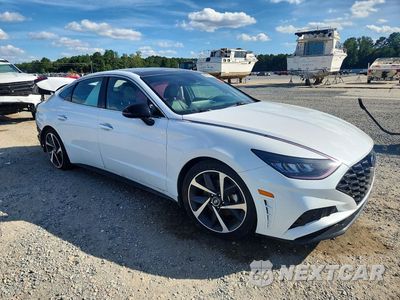 Czwarte zdjęcie samochodu z boku: 2021 HYUNDAI SONATA SEL PLUS VIN:5NPEJ4J21MH107299 - miniatura