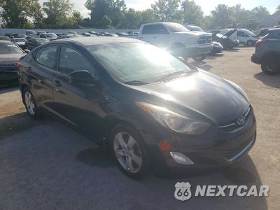 Czwarte zdjęcie samochodu z boku: 2013 HYUNDAI ELANTRA GLS VIN:5NPDH4AE1DH195160 - miniatura