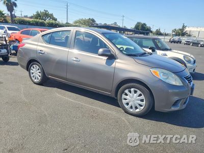 Czwarte zdjęcie samochodu z boku: 2013 NISSAN VERSA 1.6 S VIN:3N1CN7APXDL829155 - miniatura