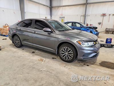 Czwarte zdjęcie samochodu z boku: 2021 VOLKSWAGEN JETTA S VIN:3VWC57BU2MM086399 - miniatura
