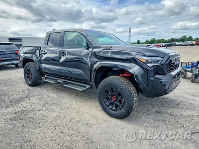 Czwarte zdjęcie samochodu z boku: 2026 TOYOTA TACOMA TRD PRO HV VIN:3TYLC5LNXTT074833 - miniatura