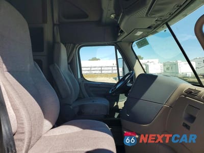 Zdjęcie 14 z 14 samochodu: 2014 FREIGHTLINER CASCADIA SEMI TRUCK VIN:3AKJGLD52ESFV9322 - miniatura