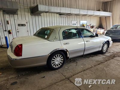 Trzecie zdjęcie samochodu z tyłu: 2003 LINCOLN TOWN CAR SIGNATURE VIN:1LNHM82W53Y620349 - miniatura
