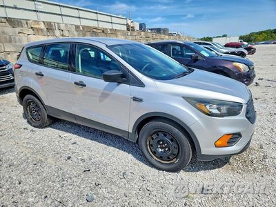 Czwarte zdjęcie samochodu z boku: 2018 FORD ESCAPE S VIN:1FMCU0F7XJUB39886 - miniatura