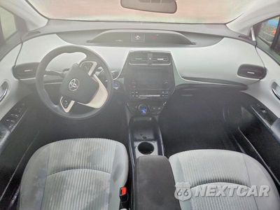 Zdjęcie 8 z 12 samochodu: 2018 TOYOTA PRIUS TWO VIN:JTDKBRFUXJ3063544 - miniatura