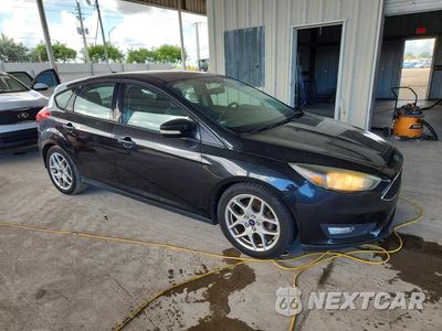 Czwarte zdjęcie samochodu z boku: 2015 FORD FOCUS SE VIN:1FADP3K2XFL345515 - miniatura