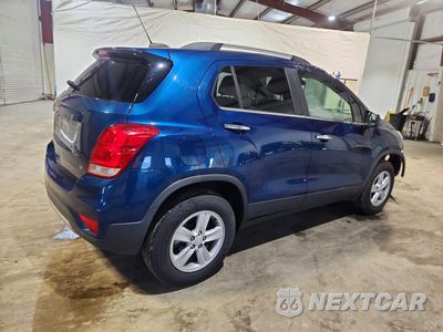 Trzecie zdjęcie samochodu z tyłu: 2020 CHEVROLET TRAX 1LT VIN:3GNCJPSB5LL288095 - miniatura