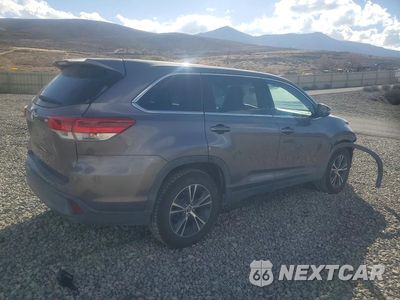 Trzecie zdjęcie samochodu z tyłu: 2019 TOYOTA HIGHLANDER LE VIN:5TDZZRFH3KS304194 - miniatura