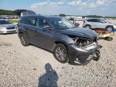 Czwarte zdjęcie samochodu z boku: 2018 TOYOTA HIGHLANDER XLE VIN:5TDKZRFH3JS543826 - miniatura