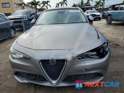 Piąte zdjęcie samochodu w środku: 2017 ALFA ROMEO GIULIA TI VIN:ZARFAECN3H7537000 - miniatura