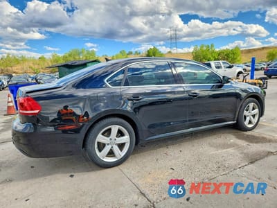 Trzecie zdjęcie samochodu z tyłu: 2015 VOLKSWAGEN PASSAT S VIN:1VWAT7A32FC111621 - miniatura