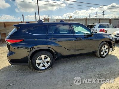 Trzecie zdjęcie samochodu z tyłu: 2021 TOYOTA HIGHLANDER LE VIN:5TDZZRAH0MS537427 - miniatura