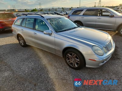 Czwarte zdjęcie samochodu z boku: 2004 MERCEDES-BENZ E 320 VIN:WDBUH65J24A377541 - miniatura