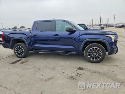 Czwarte zdjęcie samochodu z boku: 2022 TOYOTA TUNDRA SR5 VIN:5TFLA5ABXNX014168 - miniatura
