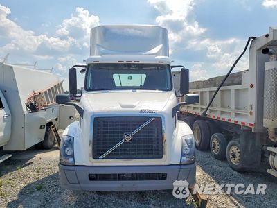 Piąte zdjęcie samochodu w środku: 2018 VOLVO VNL SEMI TRUCK VIN:4V4N39TG3JN892442 - miniatura
