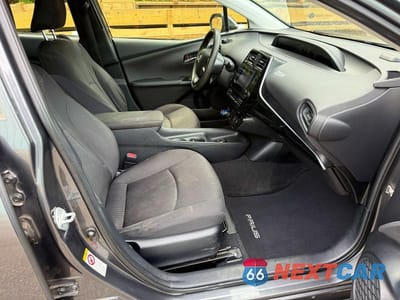 Piąte zdjęcie samochodu w środku: 2016 TOYOTA PRIUS TWO VIN:JTDKBRFU6G3013653 - miniatura