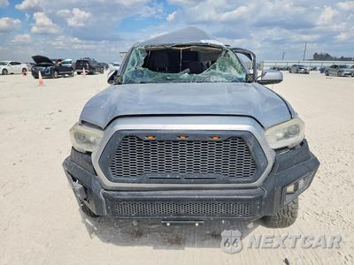 Piąte zdjęcie samochodu w środku: 2017 TOYOTA TACOMA SR5 V6 VIN:5TFCZ5AN0HX074029 - miniatura