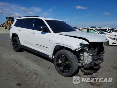 Czwarte zdjęcie samochodu z boku: 2023 JEEP GRAND CHEROKEE L LAREDO VIN:1C4RJKAGXP8831013 - miniatura