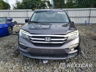 Piąte zdjęcie samochodu w środku: 2017 HONDA PILOT TOURING VIN:5FNYF6H98HB023398 - miniatura