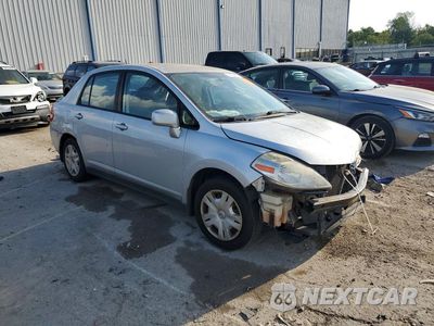 Czwarte zdjęcie samochodu z boku: 2010 NISSAN VERSA 1.8 S VIN:3N1BC1AP0AL354092 - miniatura