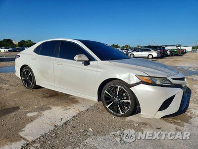 Czwarte zdjęcie samochodu z boku: 2018 TOYOTA CAMRY XSE VIN:4T1B61HK7JU641493 - miniatura