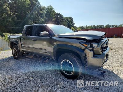 Czwarte zdjęcie samochodu z boku: 2025 TOYOTA TACOMA TRD OFF-ROAD VIN:3TMLB5JN2SM176305 - miniatura