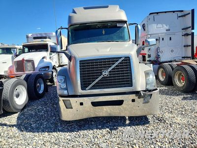 Piąte zdjęcie samochodu w środku: 2016 VOLVO VNL SEMI TRUCK VIN:4V4NC9EH9GN940007 - miniatura