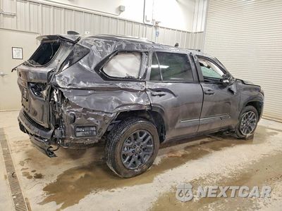 Trzecie zdjęcie samochodu z tyłu: 2026 TOYOTA SEQUOIA PLATINUM VIN:7SVAAABA2TX077869 - miniatura