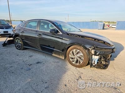 Czwarte zdjęcie samochodu z boku: 2026 HYUNDAI SONATA HYBRID BLUE VIN:KMHL24JJ1TA166785 - miniatura