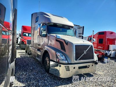 Czwarte zdjęcie samochodu z boku: 2016 VOLVO VNL SEMI TRUCK VIN:4V4NC9EH9GN940007 - miniatura