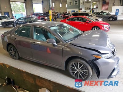 Czwarte zdjęcie samochodu z boku: 2022 TOYOTA CAMRY HYBRID SE VIN:4T1G31AK1NU595156 - miniatura