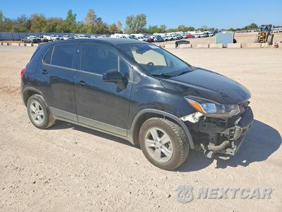 Czwarte zdjęcie samochodu z boku: 2020 CHEVROLET TRAX LS VIN:KL7CJKSBXLB041195 - miniatura