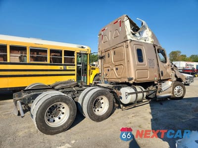 Trzecie zdjęcie samochodu z tyłu: 2018 FREIGHTLINER CASCADIA 126 SEMI TRUCK VIN:3AKJHHDRXJSGC5862 - miniatura