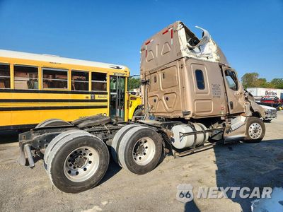 Trzecie zdjęcie samochodu z tyłu: 2018 FREIGHTLINER CASCADIA 126 SEMI TRUCK VIN:3AKJHHDRXJSGC5862 - miniatura