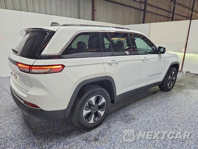 Trzecie zdjęcie samochodu z tyłu: 2024 JEEP GRAND CHEROKEE LIMITED 4XE VIN:1C4RJYB69RC117754 - miniatura