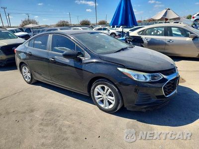 Czwarte zdjęcie samochodu z boku: 2019 CHEVROLET CRUZE LS VIN:1G1BC5SM6K7149352 - miniatura