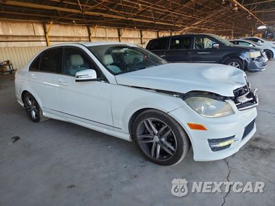 Czwarte zdjęcie samochodu z boku: 2014 MERCEDES-BENZ C 250 VIN:WDDGF4HBXER304276 - miniatura
