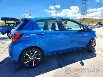 Trzecie zdjęcie samochodu z tyłu: 2015 TOYOTA YARIS 5-DOOR SE VIN:VNKKTUD33FA017851 - miniatura