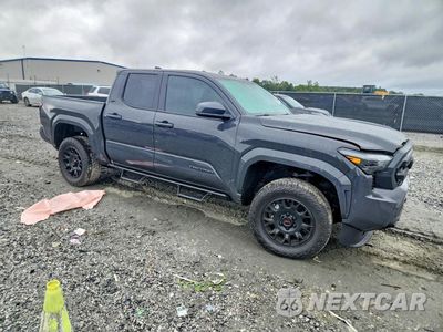 Czwarte zdjęcie samochodu z boku: 2026 TOYOTA TACOMA SR5 VIN:3TMLB5JN8TM254961 - miniatura