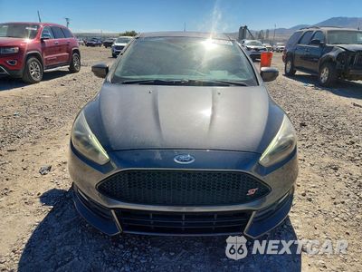 Piąte zdjęcie samochodu w środku: 2016 FORD FOCUS ST VIN:1FADP3L95GL310636 - miniatura