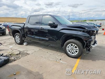 Czwarte zdjęcie samochodu z boku: 2023 TOYOTA TUNDRA SR5 VIN:5TFLA5DB8PX080202 - miniatura