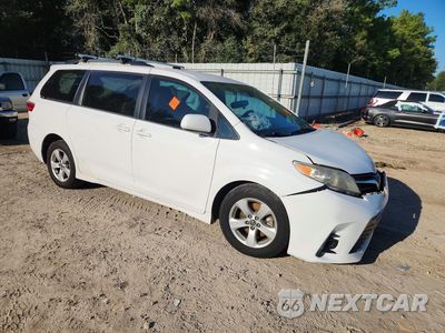 Czwarte zdjęcie samochodu z boku: 2018 TOYOTA SIENNA LE VIN:5TDKZ3DC8JS903578 - miniatura