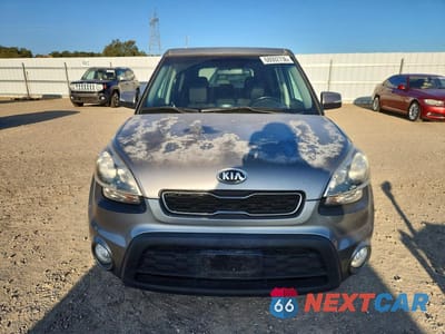 Piąte zdjęcie samochodu w środku: 2013 KIA SOUL + VIN:KNDJT2A61D7527682 - miniatura