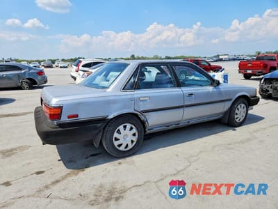 Trzecie zdjęcie samochodu z tyłu: 1989 TOYOTA CAMRY DELUXE VIN:JT2SV21E3K3339734 - miniatura