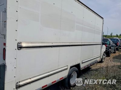 Trzecie zdjęcie samochodu z tyłu: 2018 GMC SAVANA BOX TRUCK VIN:7GZ37TCG6JN900721 - miniatura