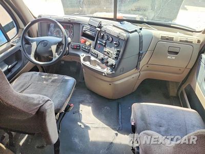 Zdjęcie 8 z 14 samochodu: 2014 FREIGHTLINER CASCADIA SEMI TRUCK VIN:1FUJGLD5XELFS3325 - miniatura
