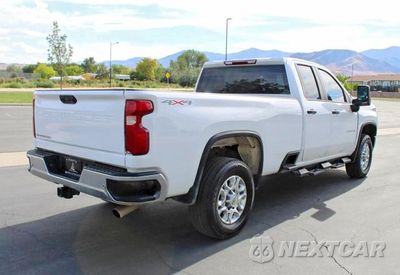 Trzecie zdjęcie samochodu z tyłu: 2022 CHEVROLET SILVERADO K2500 HEAVY DUTY VIN:1GC2YLE78NF295958 - miniatura